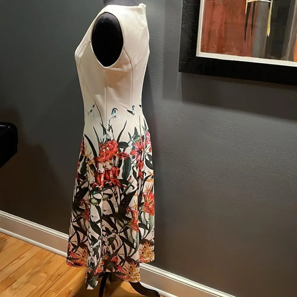 T Tahari fit and flare princess seam scuba fabric sleeveless floral print midi - Picture 5 of 9